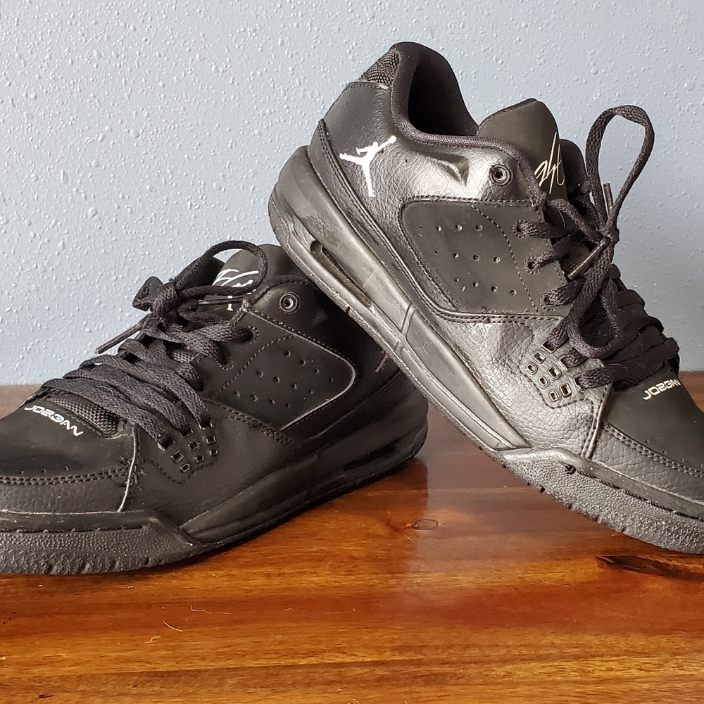 Boys All Black Jordan Flights size 5.5